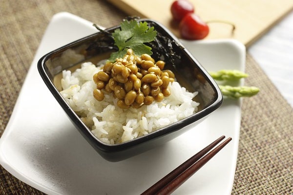 納豆ご飯と箸
